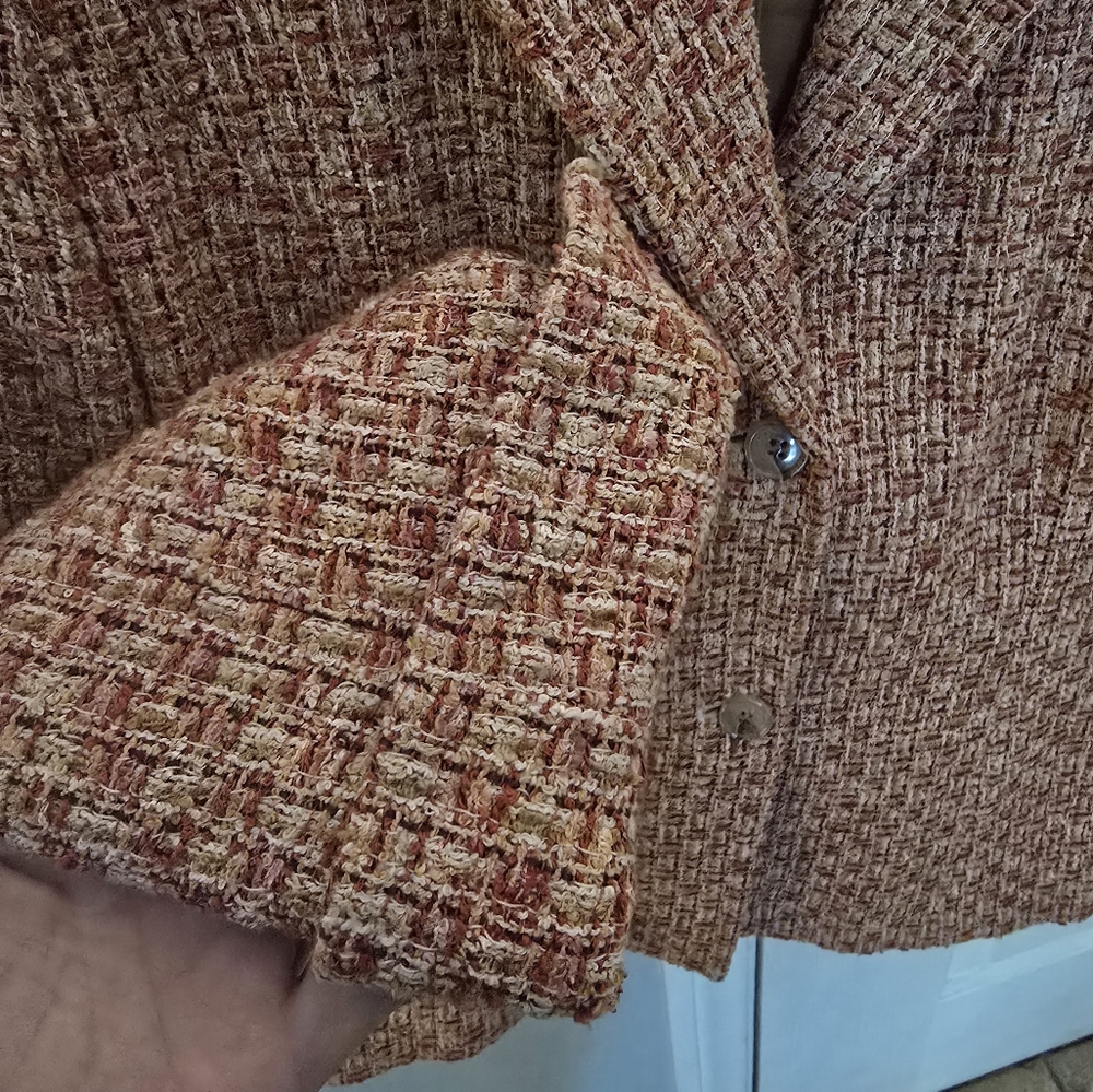 Chanel-esque tweed jacket - Picture 3 of 8